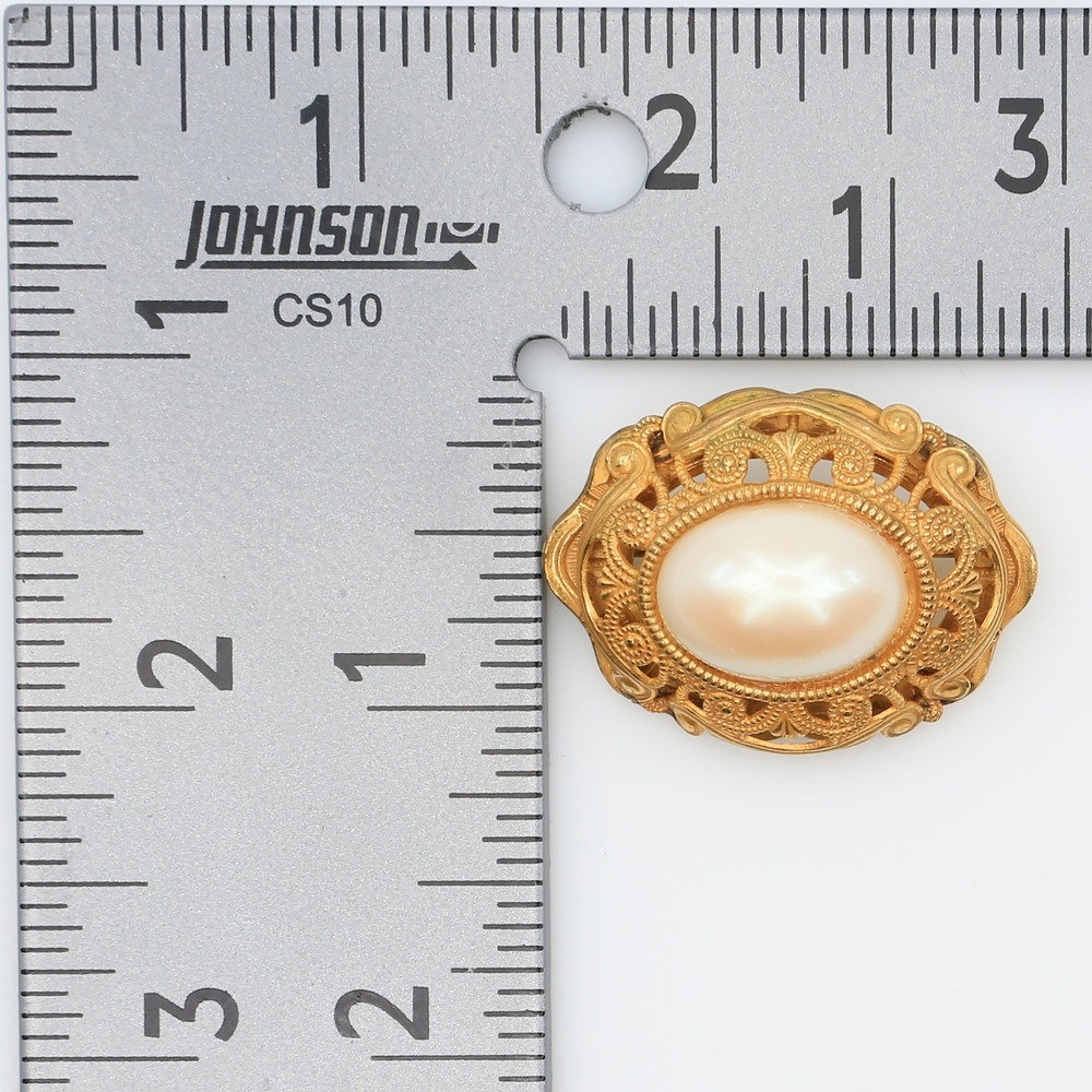 Vintage Miriam Haskell Simulated Pearl Oval Filigree Gold Tone Brooch Pin 1960s - Picture 4 of 4